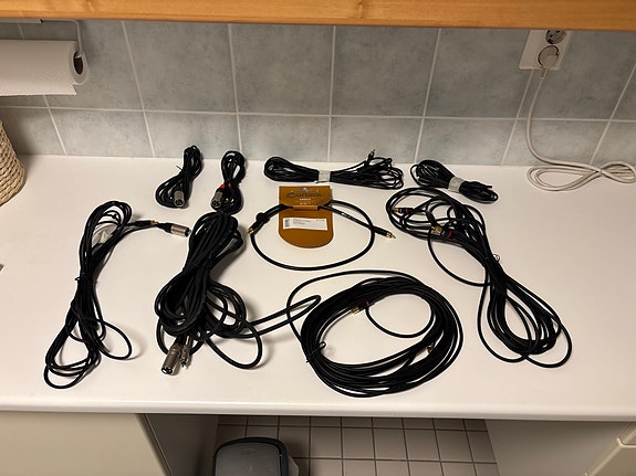 XLR ja RCA kaapeleita