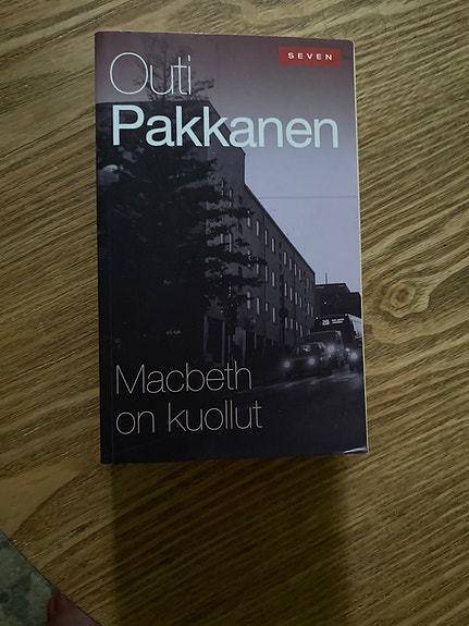 Outi Pakkanen pokkarit Macbeth on kuollut & Ruohonleikkaaja