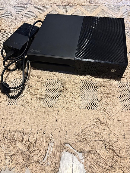 Xbox One + 4 ohjainta + ratti ja polkimet + pelejä + näyttö