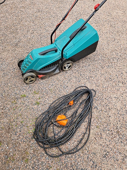 Sähköruohonleikuri Bosch Rotak32 ja 20m jatkojohto