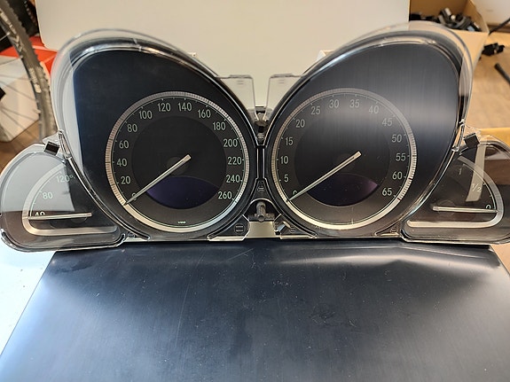 Mercedes-Benz W230 SL mittaristo