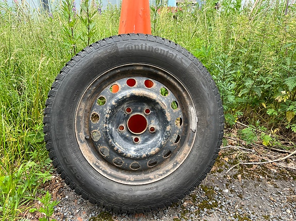 Continental nastat 195/65R15 vanteilla