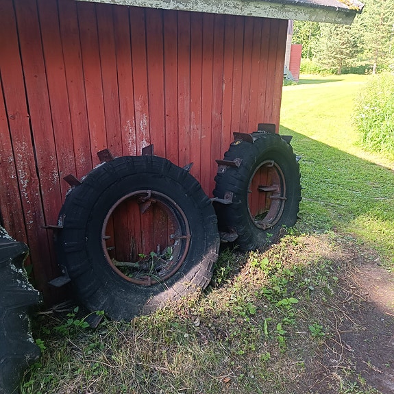 Traktorin renkaita vanhoja