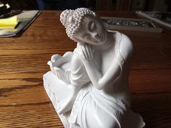 Valkoinen Buddha-patsas koristeeksi