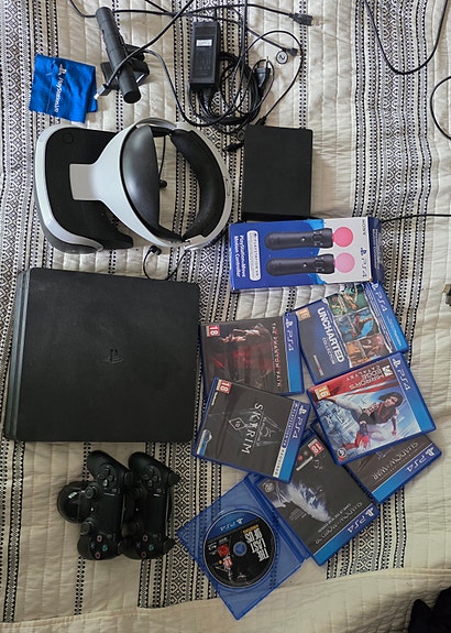 Sony PlayStation 4 konsoli + PS VR -lasit ja ohjaimet