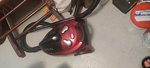 Pölynimuri pussiton Volta 1800W Cyclone punainen