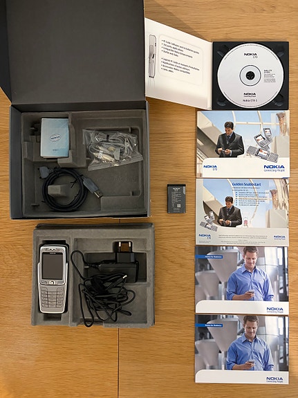Nokia E70-1 puhelin + vara-akku