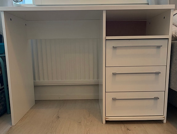 Valkoinen koulupöytä