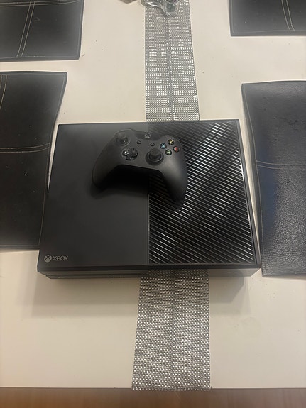Myydään Xbox one konsoli+ohjain