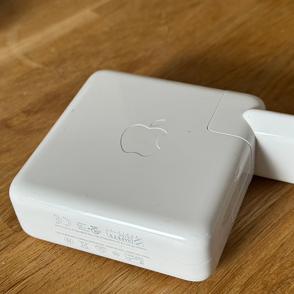 Apple 87W USB‑C virtalähde + Magsafe 3 johto