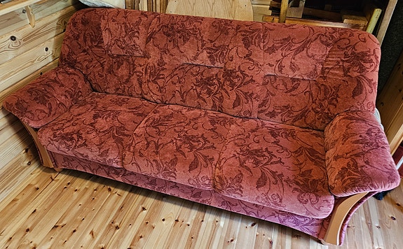 Kolmen istuttava sohva