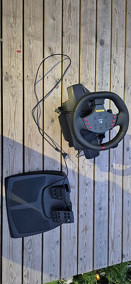 Logitech MOMO -ratti ja polkimet