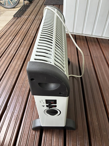 Sähkölämmitin termostaatilla