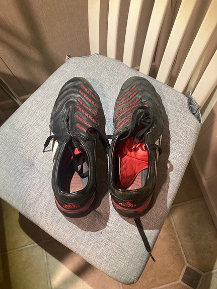 Adidas jalkapallokengät koko 43 musta/punainen