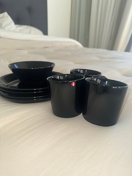 Iittala musta astiasetti mukit, lautaset ja kulhot
