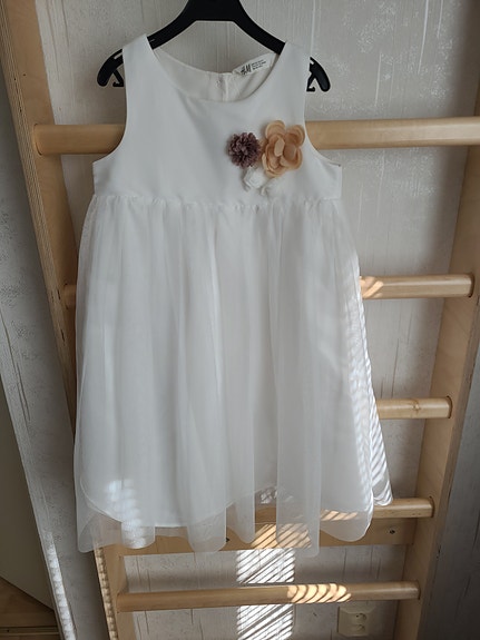 122 cm juhlamekko