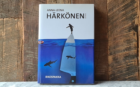 Anna-Leena Härkönen, Rikospaikka, kovakantinen kirja kansipaperilla