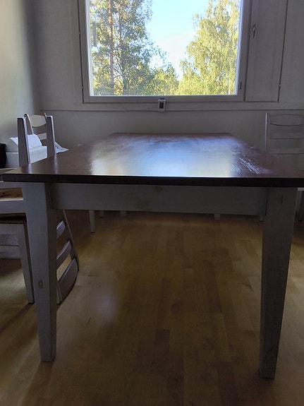 Puurunkoinen ruokapöytä