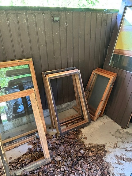 Mökin ikkunoita ja ulko-ovia.