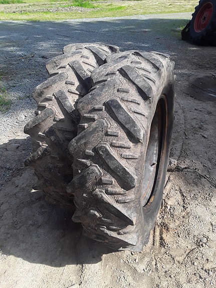Traktorin Renkaat 13.6x28 kleber