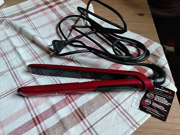 Remington Silk hiusten suoristusrauta punainen
