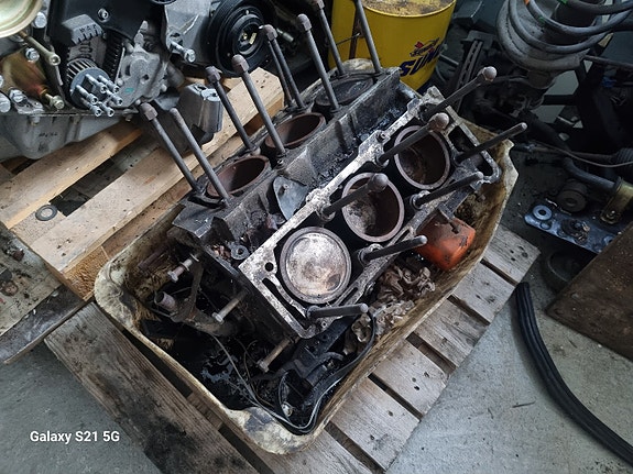 Alfa Romeo 164 uusia- ja purkuosia poistomyynnissä