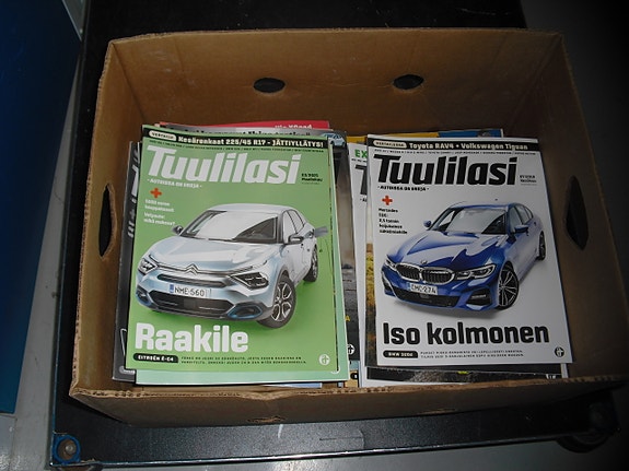 TUULILASI -lehtiä