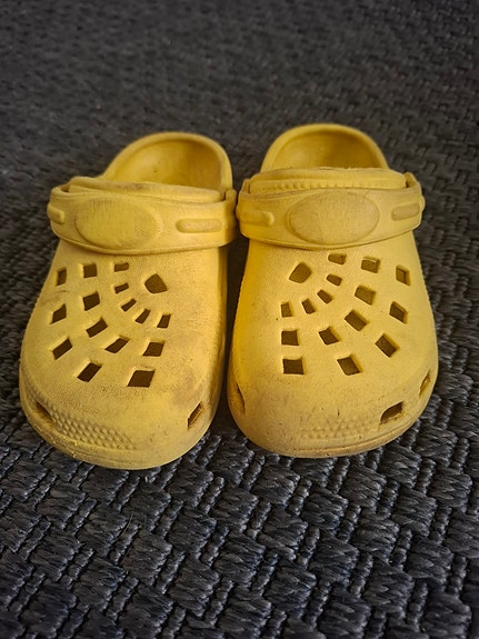 keltaiset crocsit