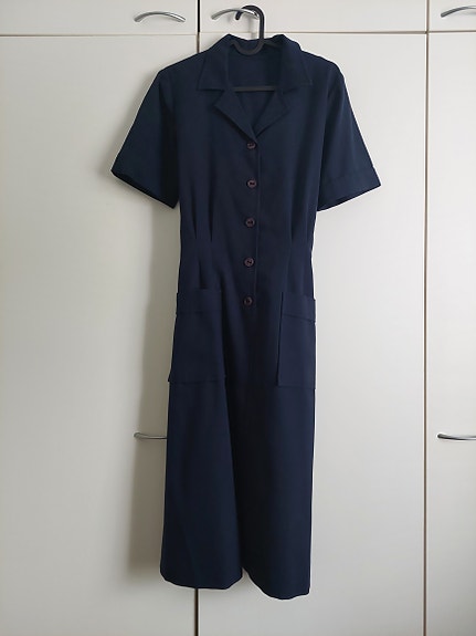 tummansininen mekko