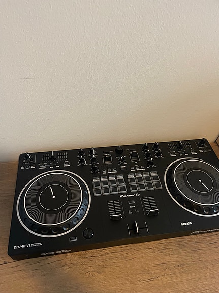 Pioneer DJ DDJ-REV1 DJ-kontrolleri Serato-yhteensopiva