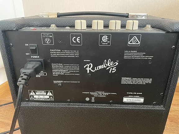 VARATTU Fender Rumble 15 Vahvistin