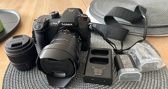 Panasonic GH5 II, 12-60 F2.8-4, 25mm 1.7, 3 akkua ja laturi