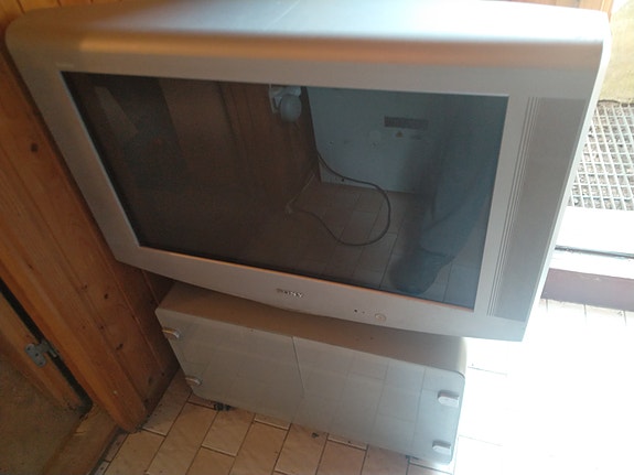 Sony Trinitron KV-32LS65E 32" kuvaputkitelevisio jalustalla