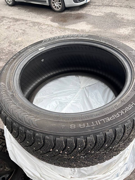Hakkapeliitta nastat 245/45 R17