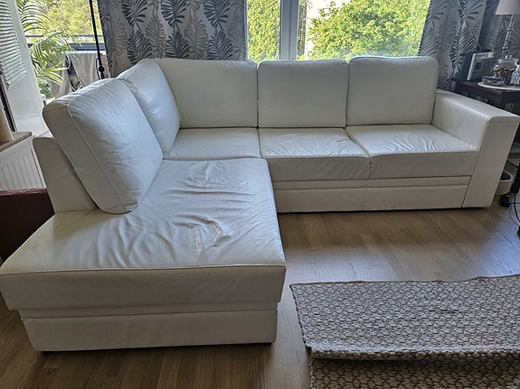 Iso valkoinen nahkasohva
