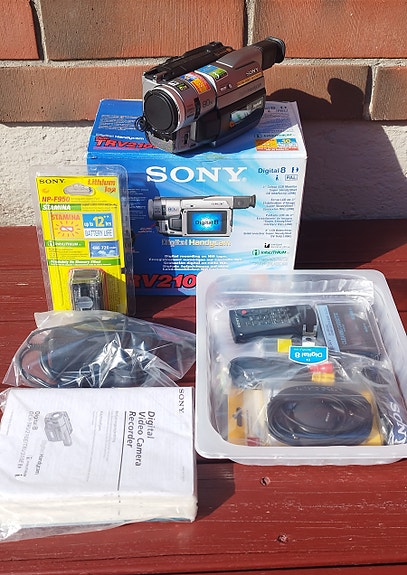 Sony videokamera, videokameran jalustin ja videokuvaajan käsikirja