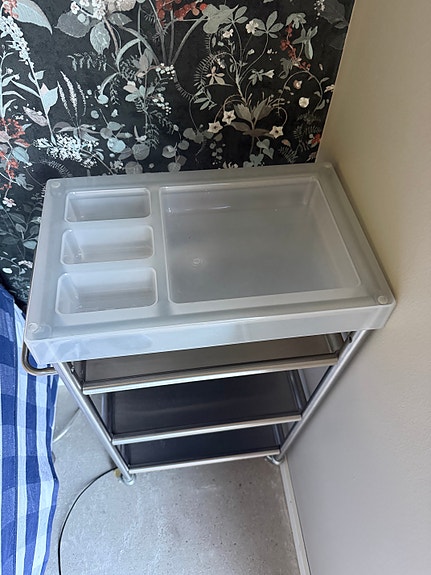 IKEA tarjoiluvaunu kylppäriin, yöpöydäksi tai muuntuu mihin vaan