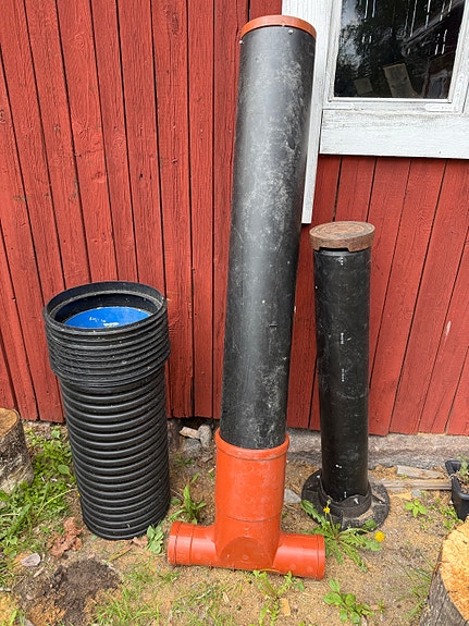 Ylijäämäputkia ja kaivo (salaojaputki, T-haara, tarkastuskaivo)