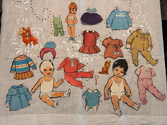 Vintage paperinuket ja vaatteet