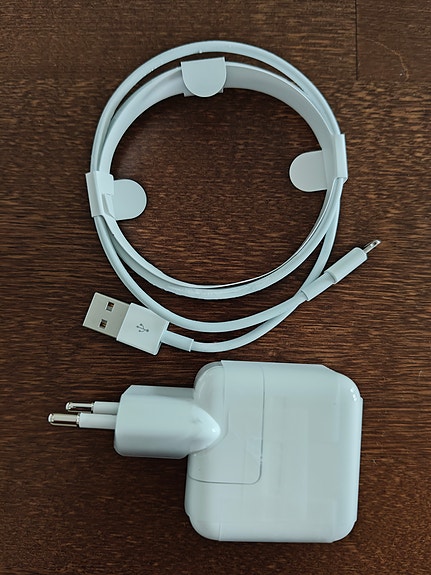 Apple 12W laturi + USB-A/Lightning
