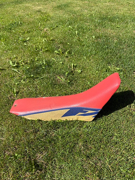 Punainen Fantic 125 moottoripyörän istuin