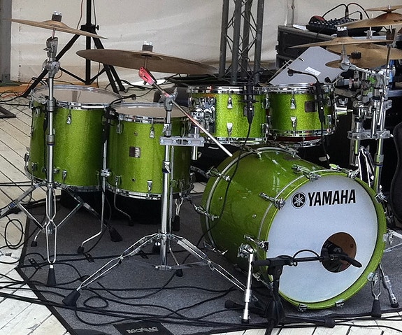 Etsinnässä Yamaha Birch Custom Absolute
