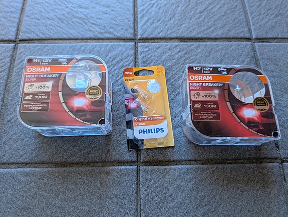 Polttimoita (Osram Night Breaker Silver H1 ja H7, sekä Philips Vision W5W)