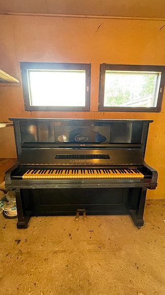 Todella vanha ja raskas piano.