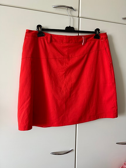 RAISKI punainen shortsihame k. 48 D