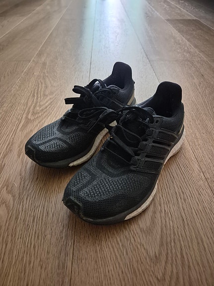 Myydään naisten Adidas energy boost juoksukengät.