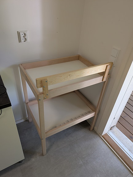 IKEA hoitopöytä lisätuella