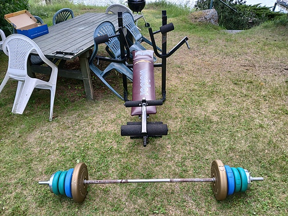 Weider 240 penkkipunnerruspenkki/kuntosalilaite ja levytanko painoineen