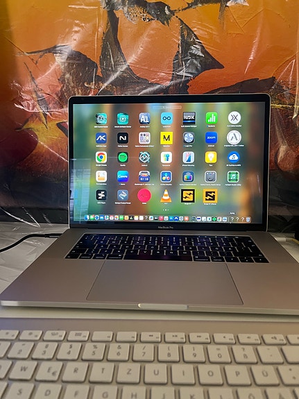 "MacBook Pro 15" 2019, Intel i9, 16GB RAM, 1TB SSD.