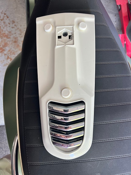 Vespa 300 / Vespan etumaski, kravatti